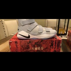 Lebron/Nike men’s basketball shoe